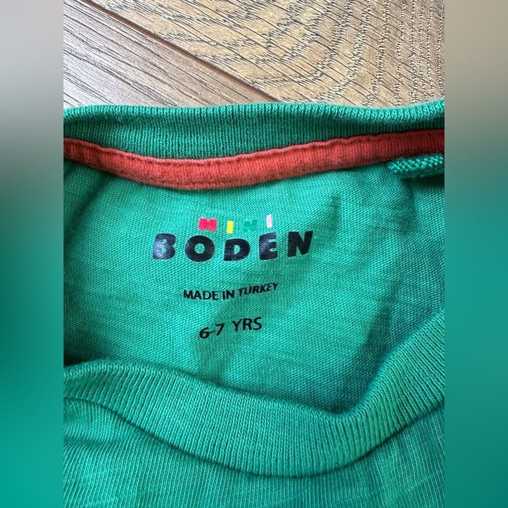 Mini Boden green “Save the Bees” tee, 6-7 years - Picture 3 of 4